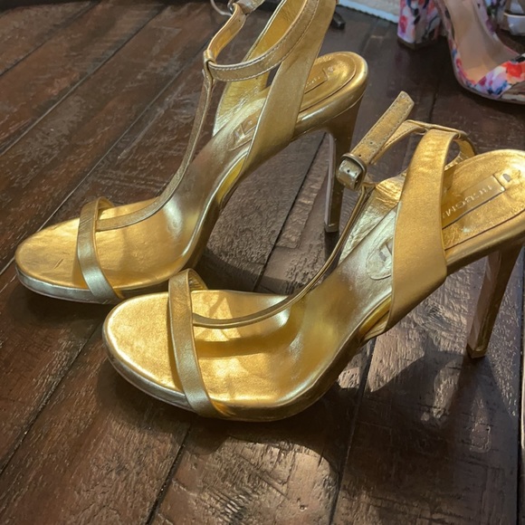 Vintage BCBG gold Leather heels - Picture 3 of 8